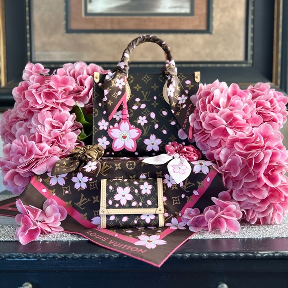 LIVE Luxury Handbag & Accessories Show •LV • Chanel • Dior • Gucci & More - Picture 4 of 15